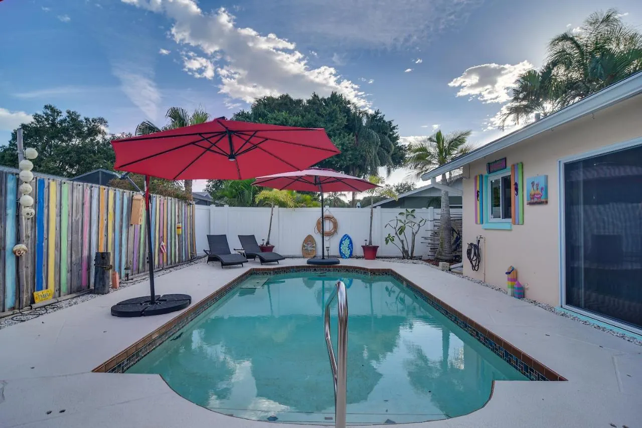 Holiday home Centrally Located With Outdoor Pool! *