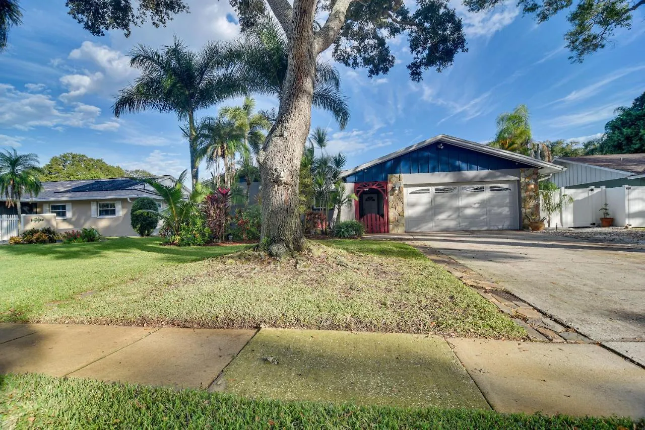 Holiday home Centrally Located With Outdoor Pool! Clearwater
