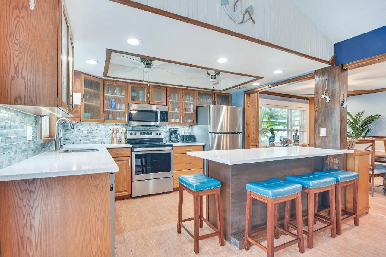 Centrally Located With Outdoor Pool! Clearwater