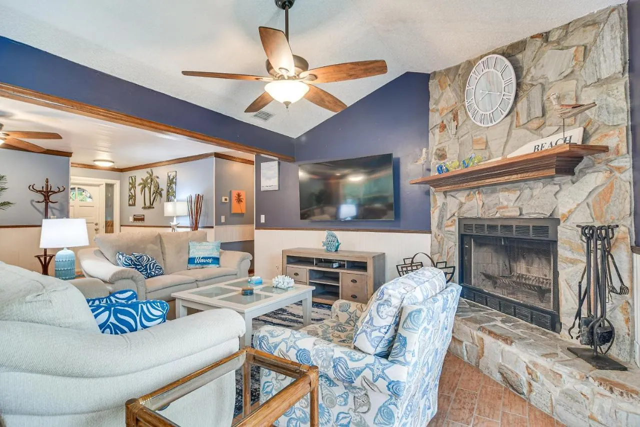 Holiday home Centrally Located With Outdoor Pool! *