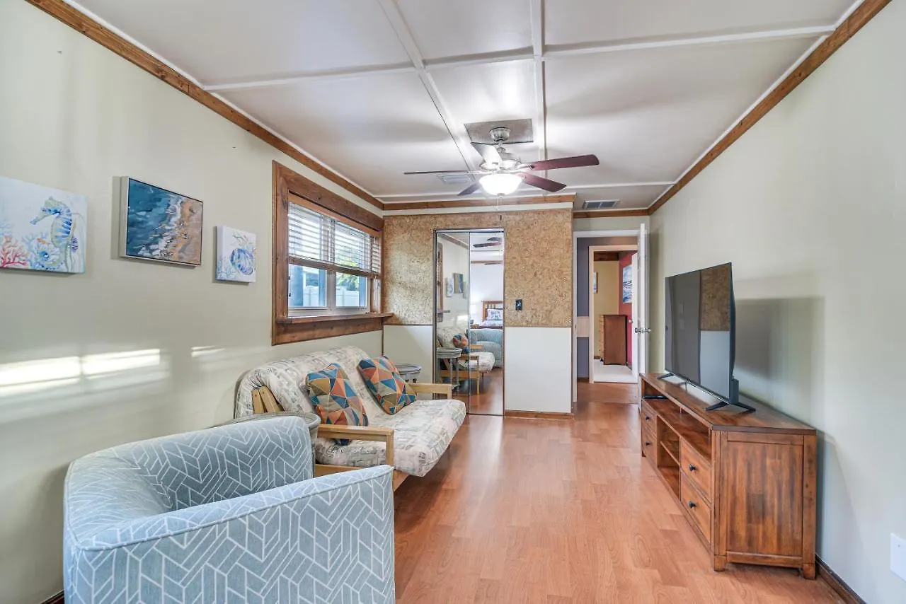 Centrally Located With Outdoor Pool! Holiday home *
