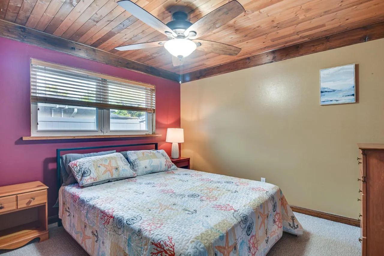 Holiday home Centrally Located With Outdoor Pool! Clearwater