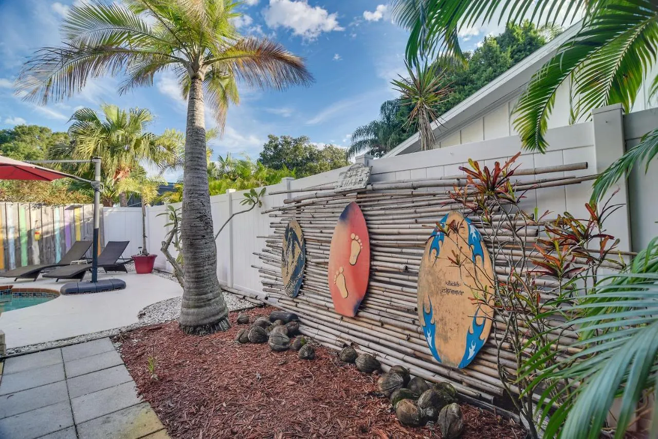 Holiday home Centrally Located With Outdoor Pool! *