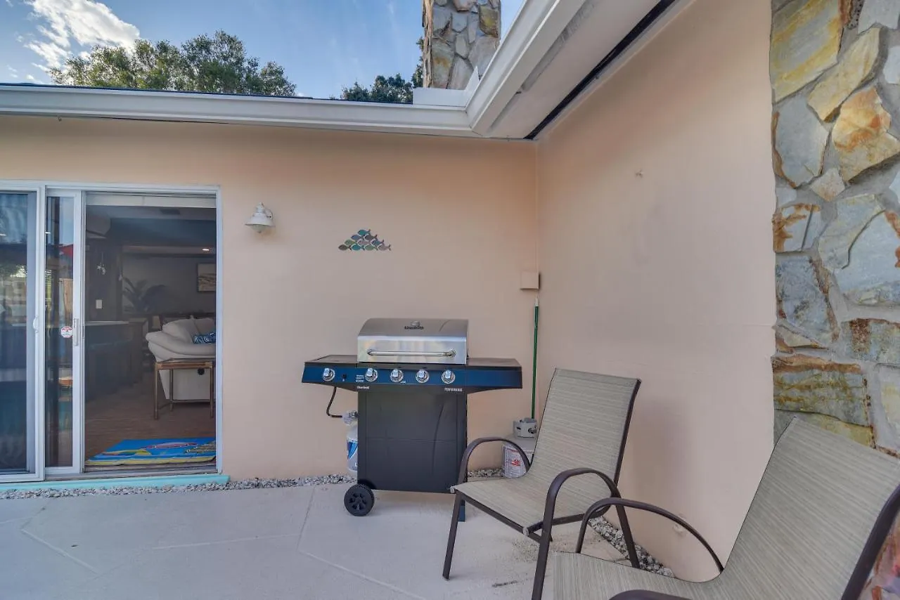 Holiday home Centrally Located With Outdoor Pool! *