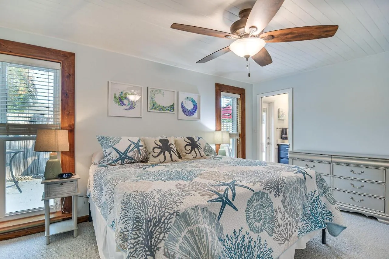 Centrally Located With Outdoor Pool! Holiday home Clearwater