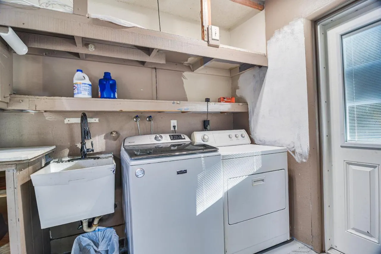 Centrally Located With Outdoor Pool! Holiday home Clearwater
