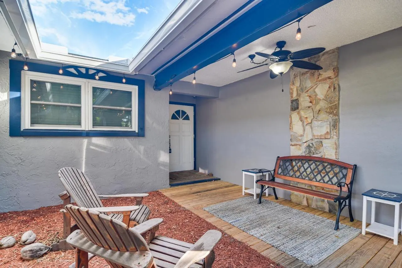 Holiday home Centrally Located With Outdoor Pool! *