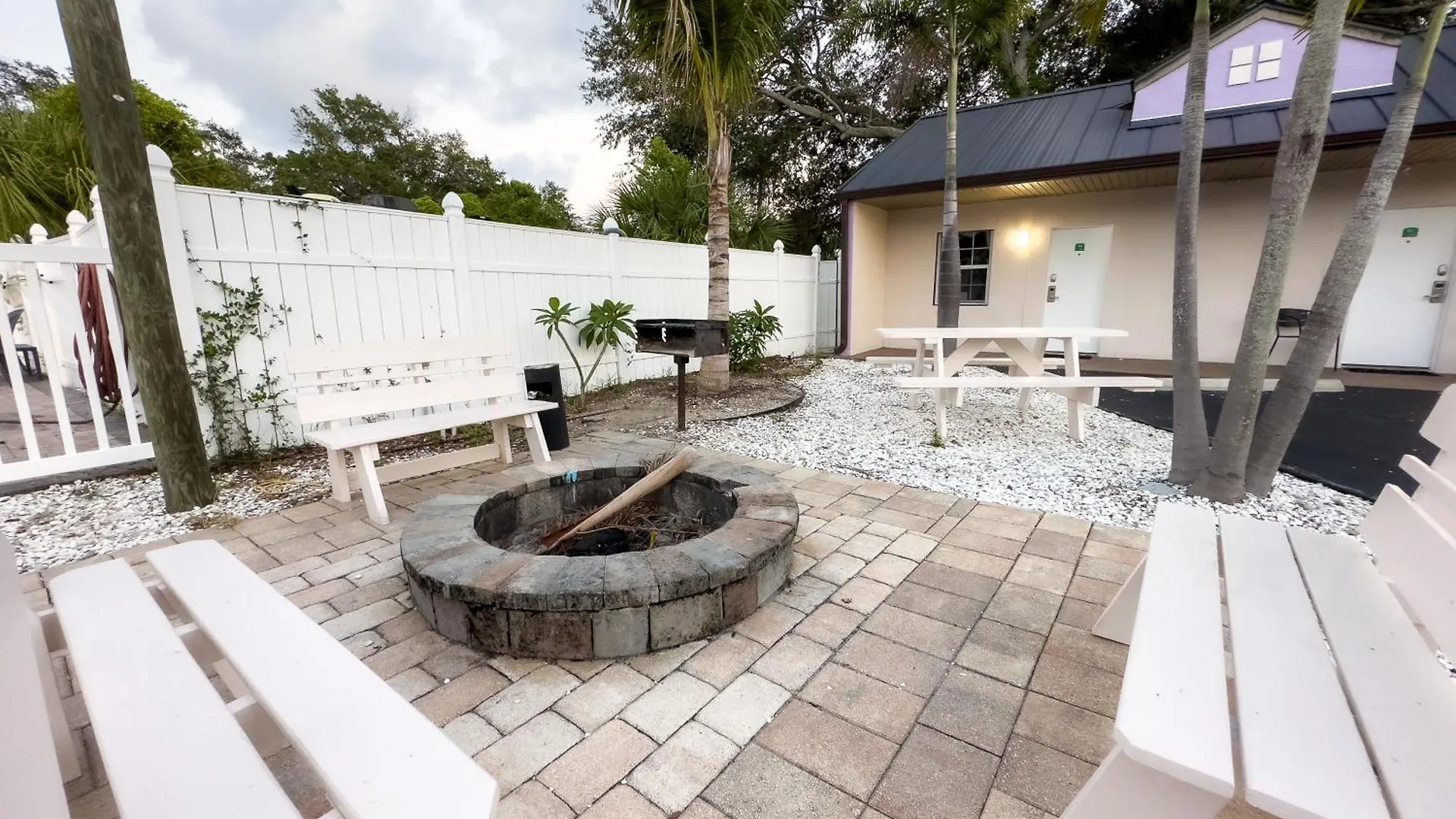 2q Beds With Shared Pool 01 * Clearwater