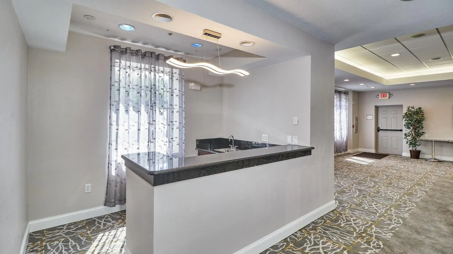 Express & Us 19 North By Ihg Clearwater