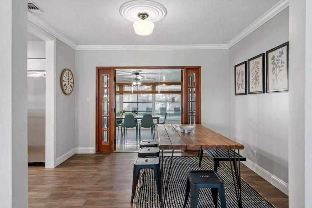 Cottage, Minutes From The Beach! *