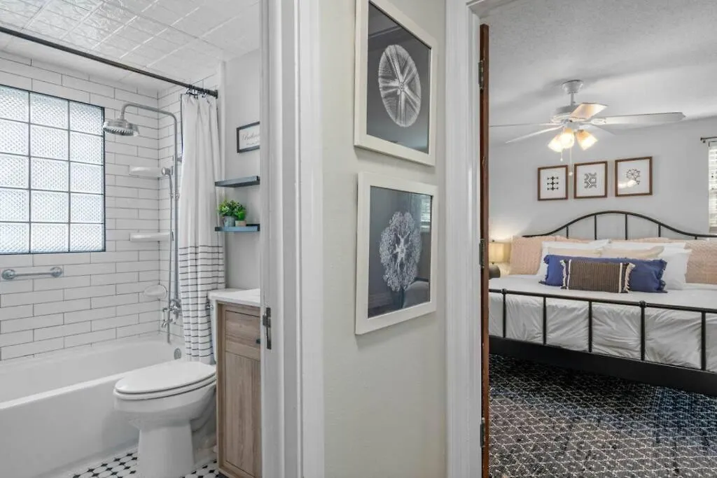 Cottage, Minutes From The Beach! * Clearwater
