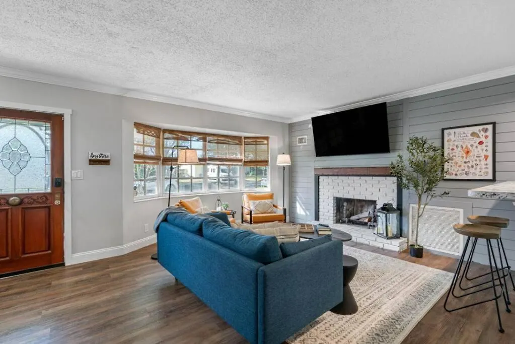 Cottage, Minutes From The Beach! *