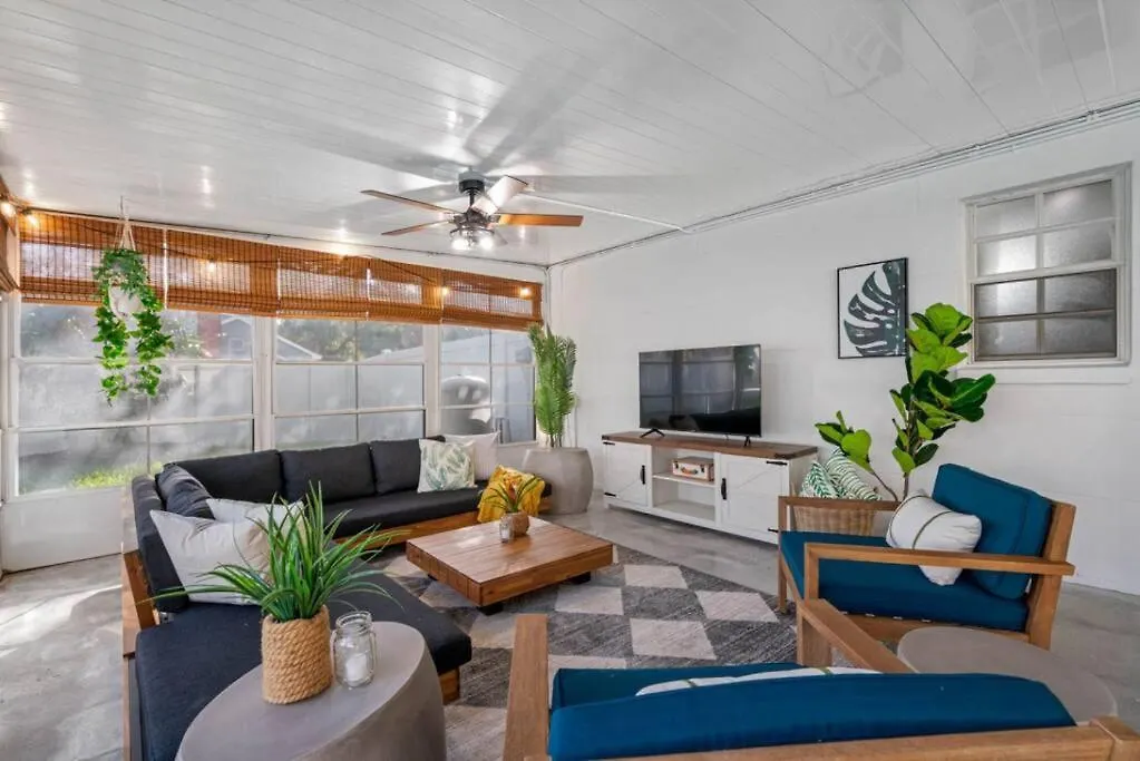 Holiday home Cottage, Minutes From The Beach! *