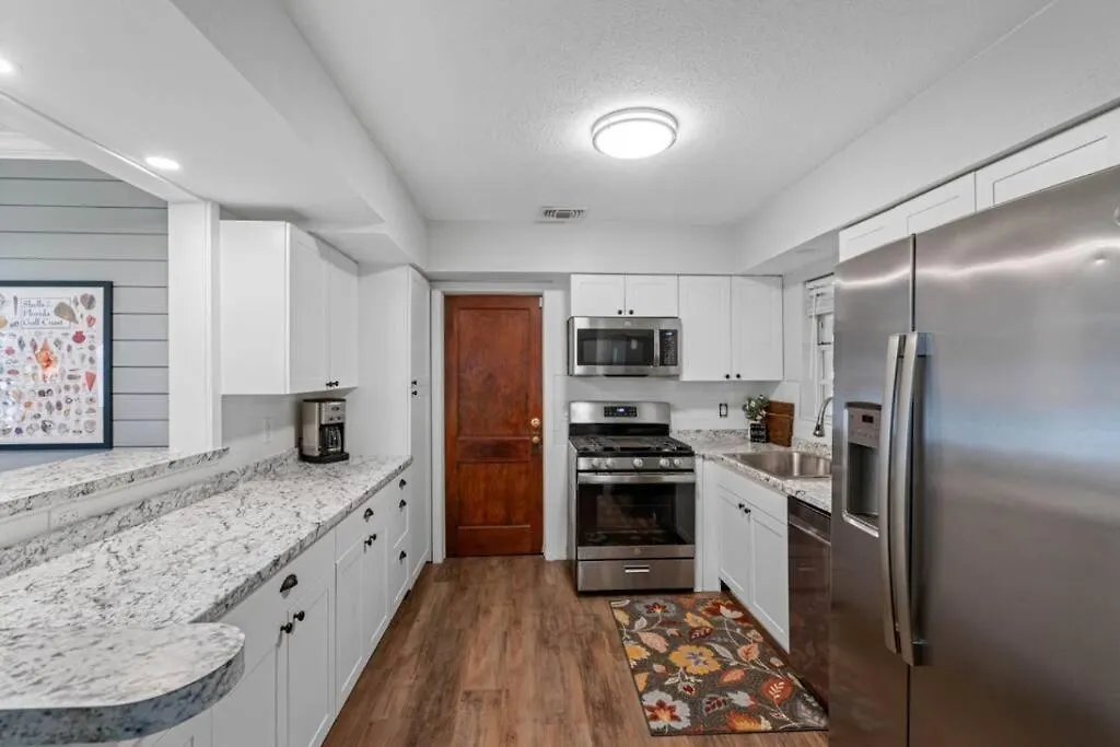 Cottage, Minutes From The Beach! *