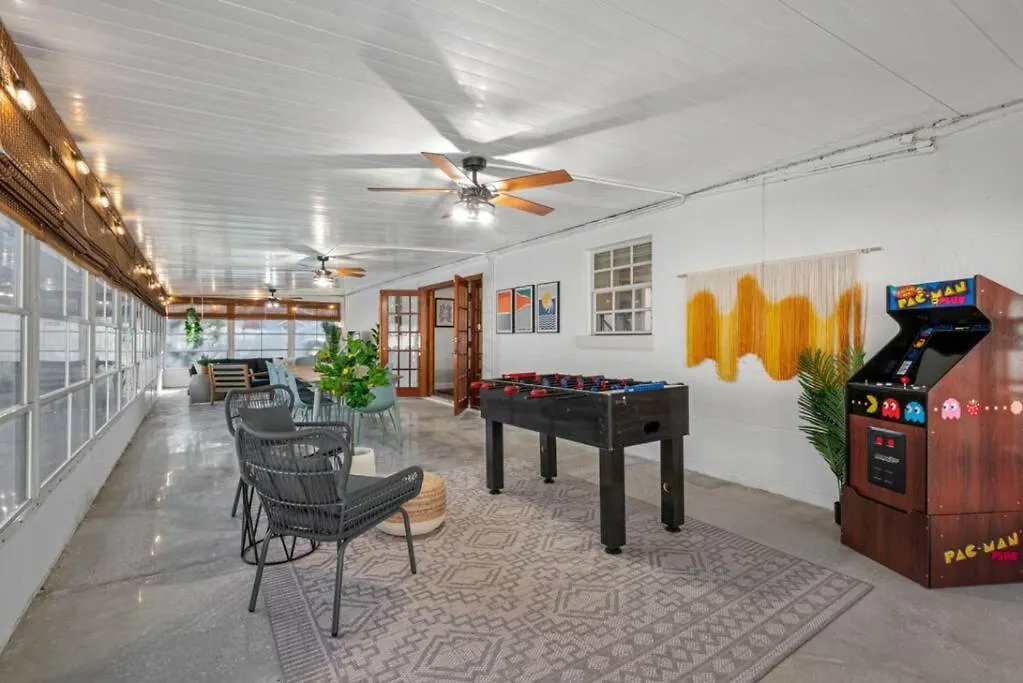 Cottage, Minutes From The Beach!
