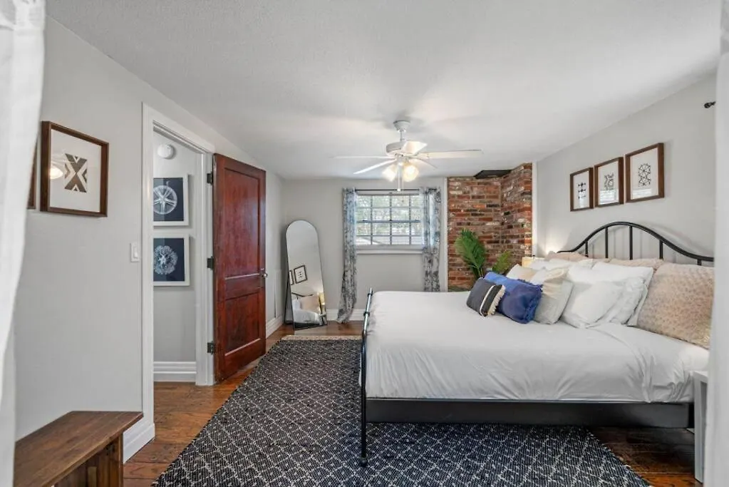 Cottage, Minutes From The Beach! * Clearwater