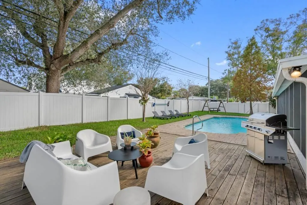 Cottage, Minutes From The Beach! Clearwater