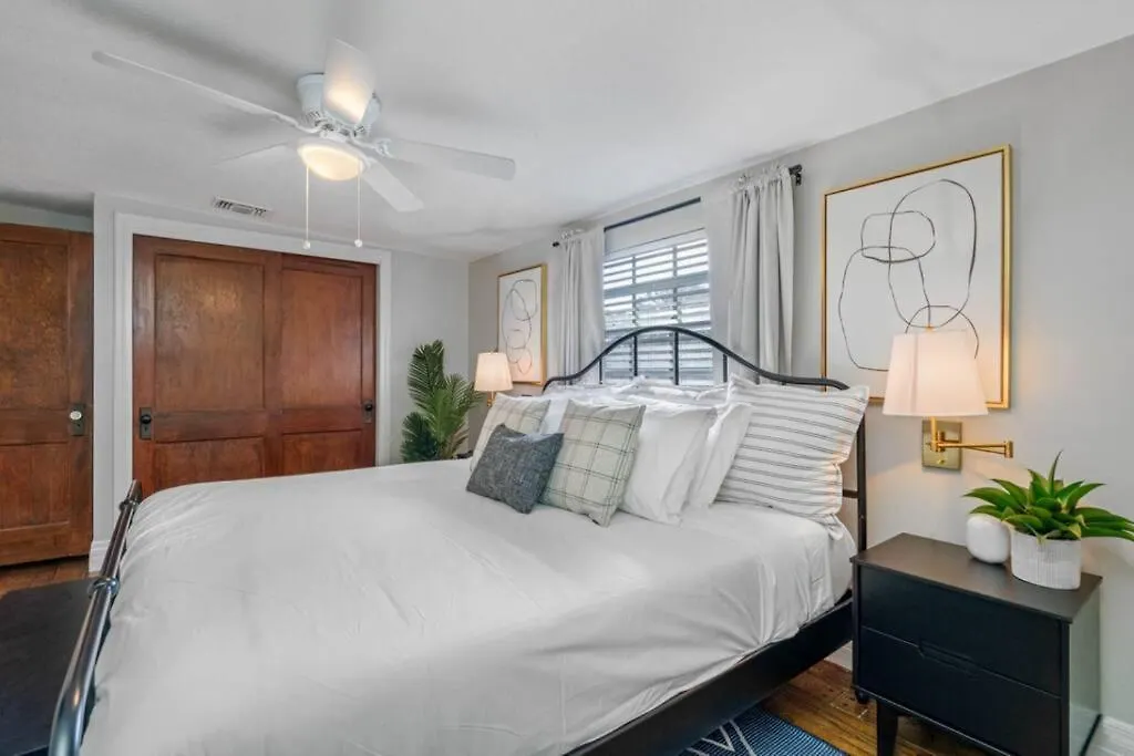 Cottage, Minutes From The Beach!