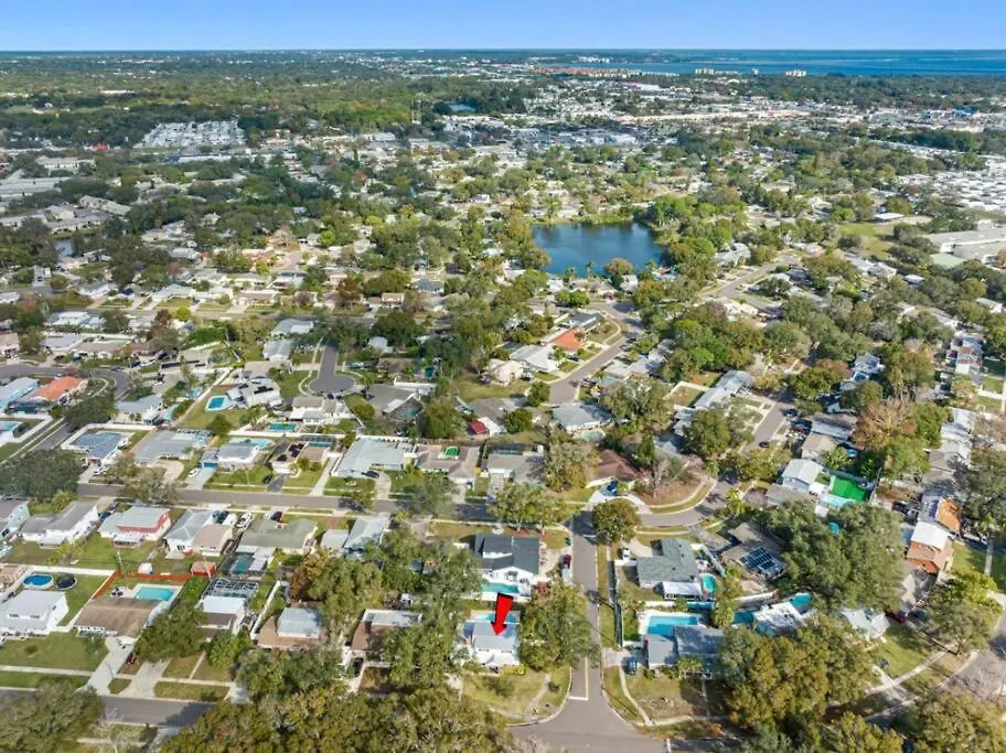 Cottage, Minutes From The Beach! Clearwater
