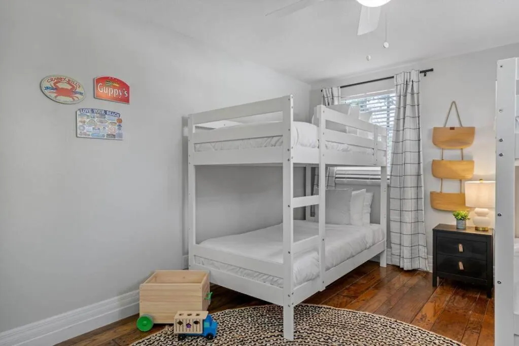 Cottage, Minutes From The Beach! * Clearwater