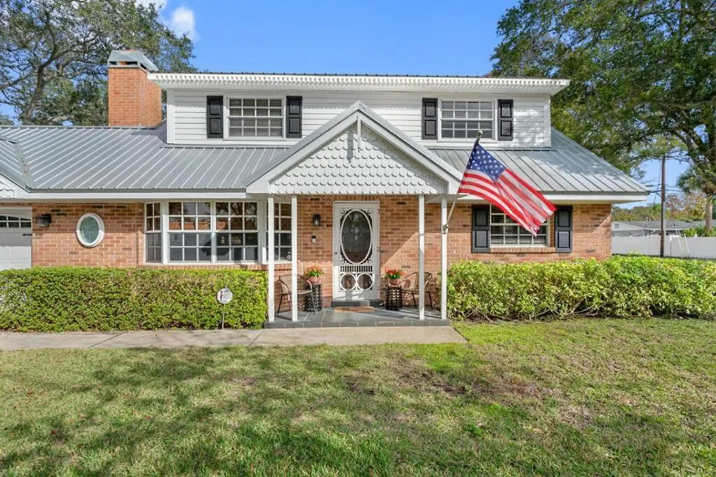Cottage, Minutes From The Beach! *