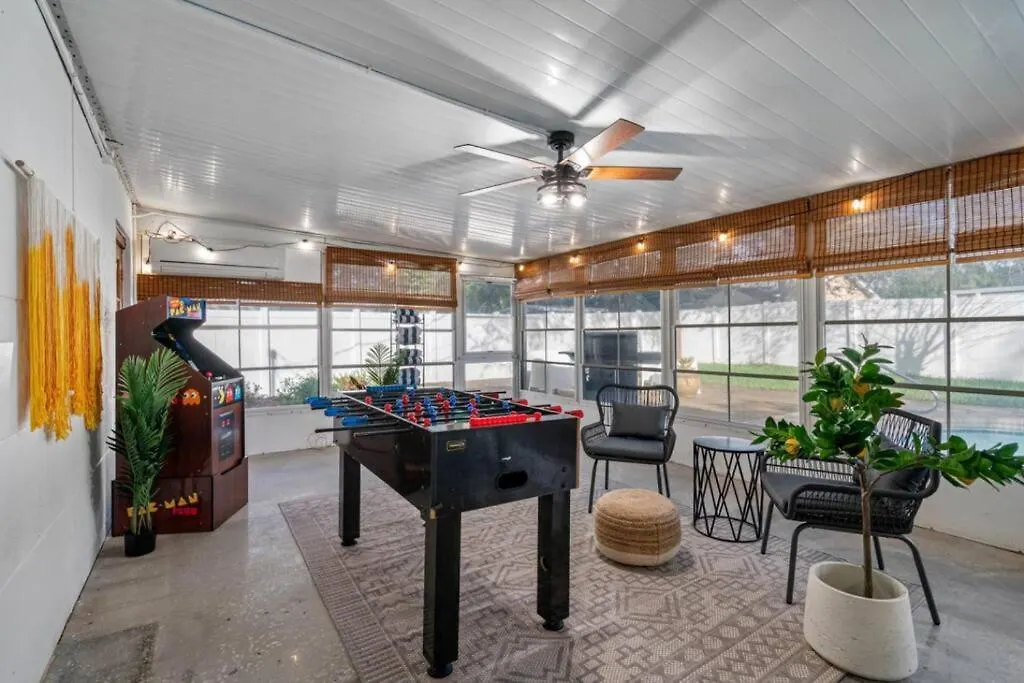 Cottage, Minutes From The Beach!