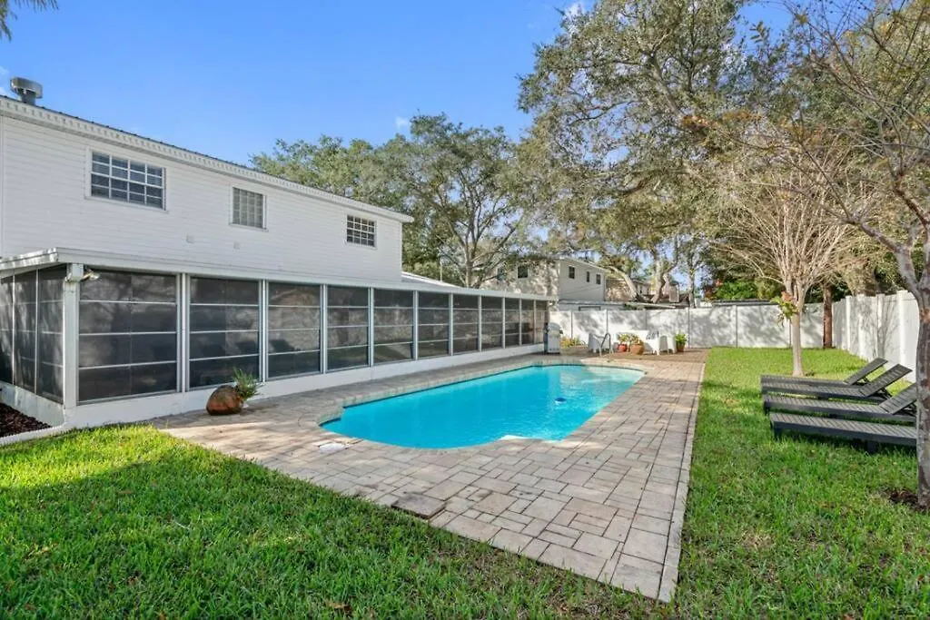 Cottage, Minutes From The Beach! *
