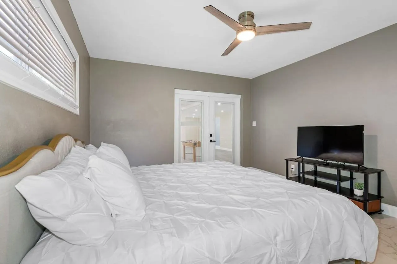 Escape To Pool Luxury W 4-bedroom Clearwater