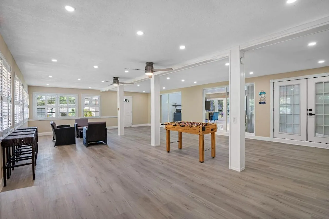 Escape To Pool Luxury W 4-bedroom Villa Clearwater