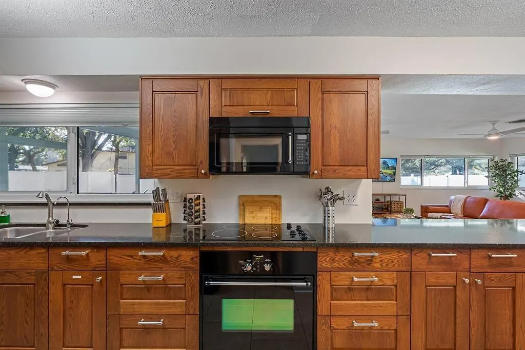 Holiday home Stunning W/ Heated Salt Pool In Clearwater