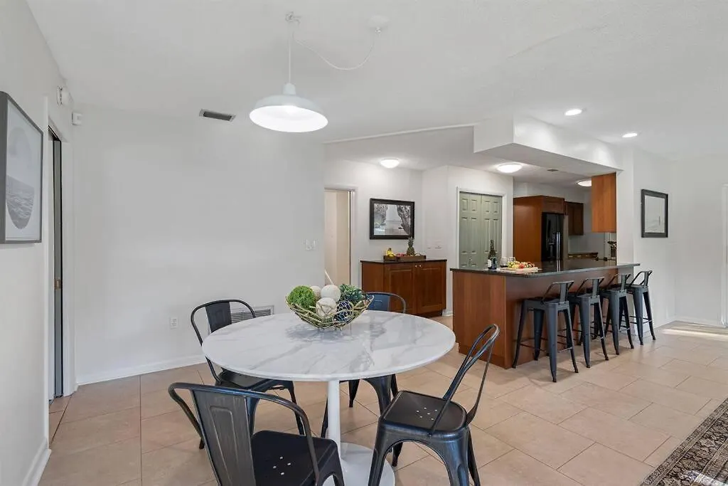 Holiday home Stunning W/ Heated Salt Pool In Clearwater
