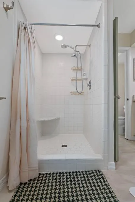 Stunning W/ Heated Salt Pool In *