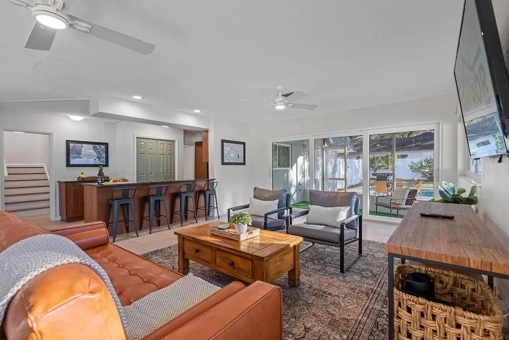 Holiday home Stunning W/ Heated Salt Pool In *