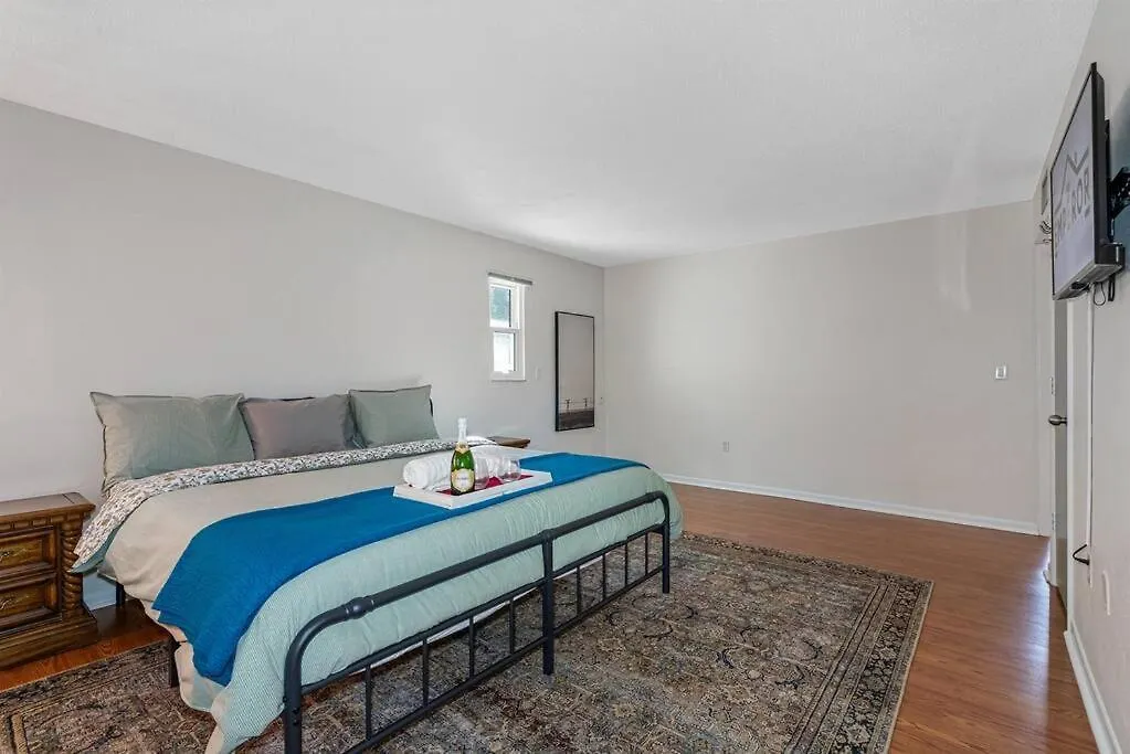 Stunning W/ Heated Salt Pool In *