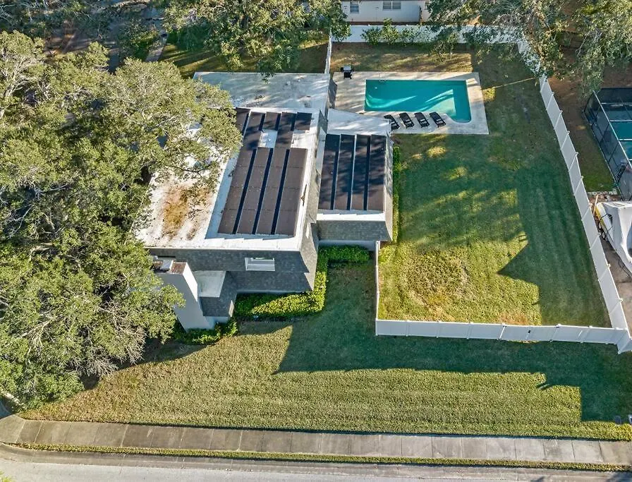 Holiday home Stunning W/ Heated Salt Pool In Clearwater