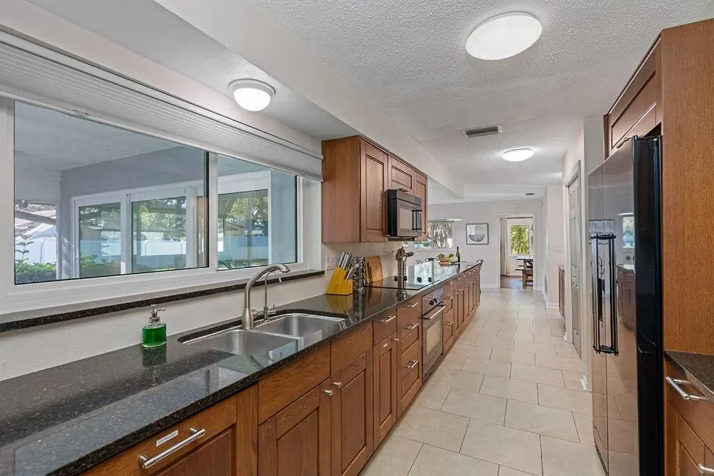 Stunning W/ Heated Salt Pool In *