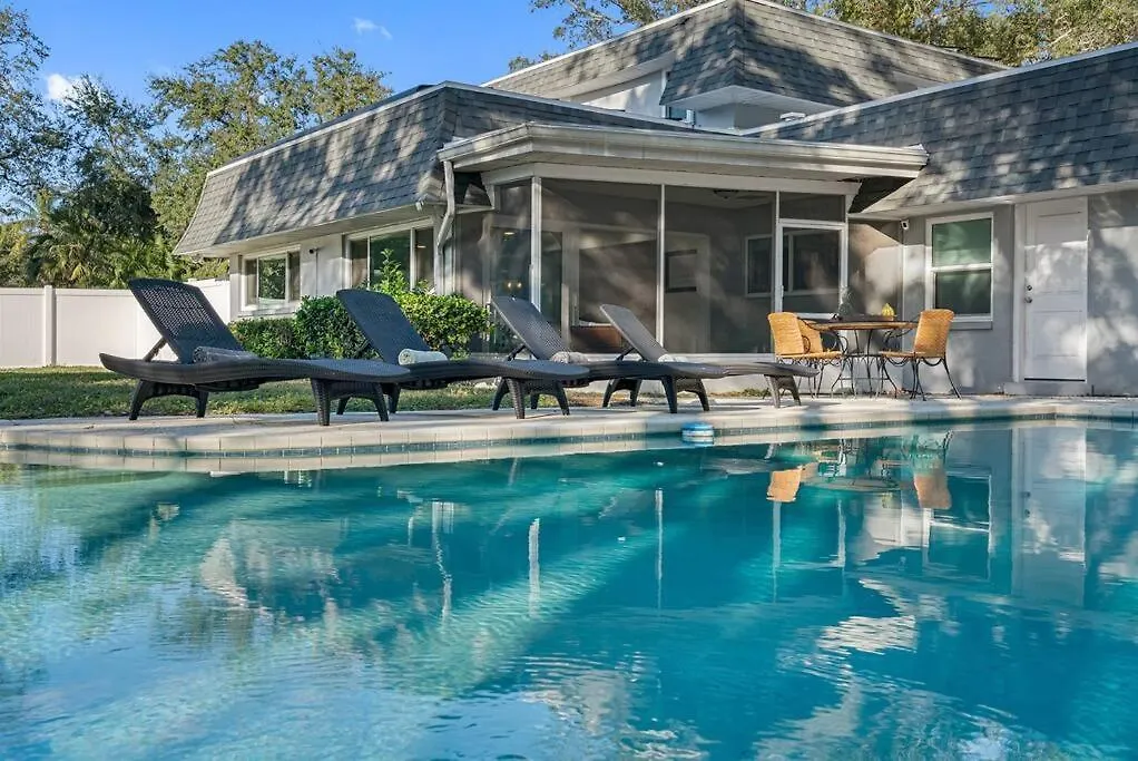 Stunning W/ Heated Salt Pool In Holiday home *
