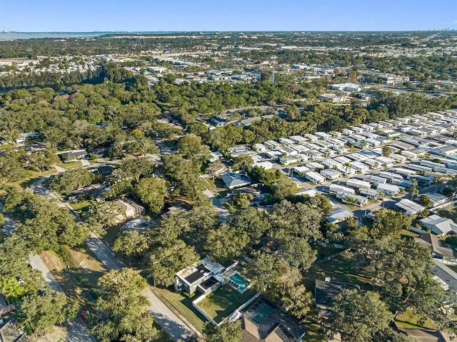 Holiday home Stunning W/ Heated Salt Pool In Clearwater