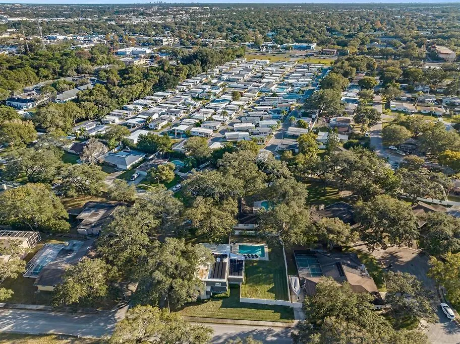 Stunning W/ Heated Salt Pool In Holiday home Clearwater