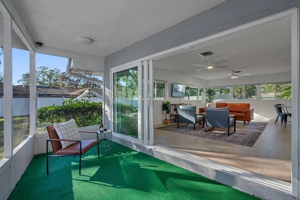 Holiday home Stunning W/ Heated Salt Pool In Clearwater