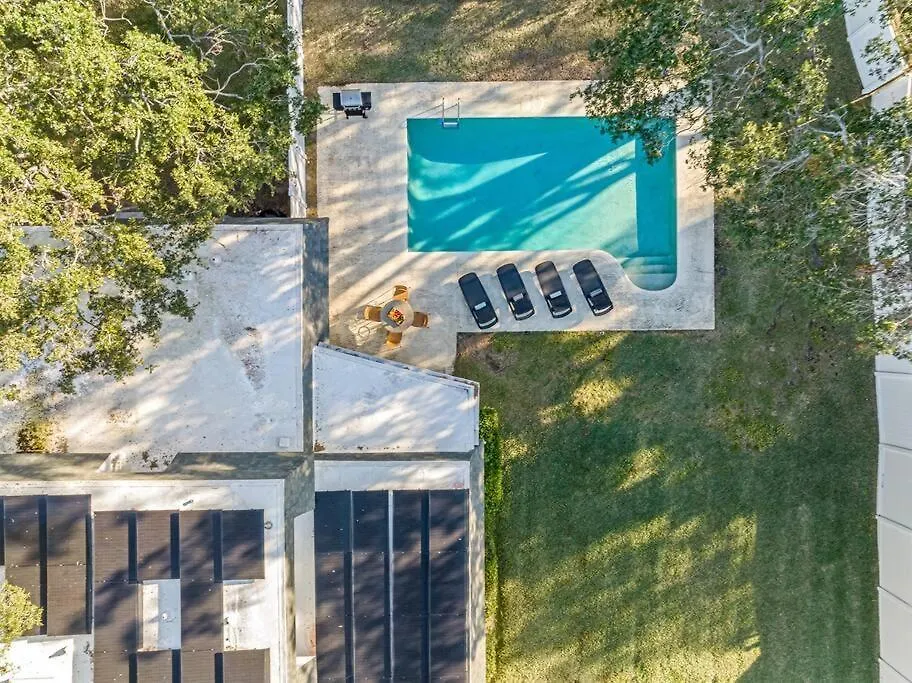 Holiday home Stunning W/ Heated Salt Pool In Clearwater