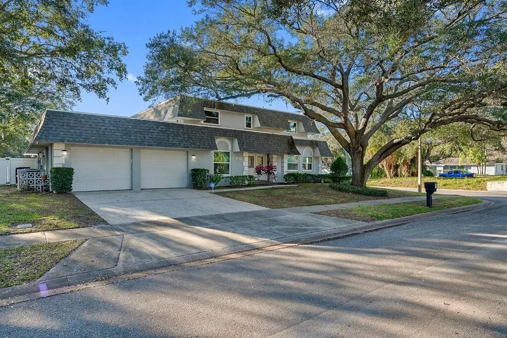 Stunning W/ Heated Salt Pool In Holiday home *
