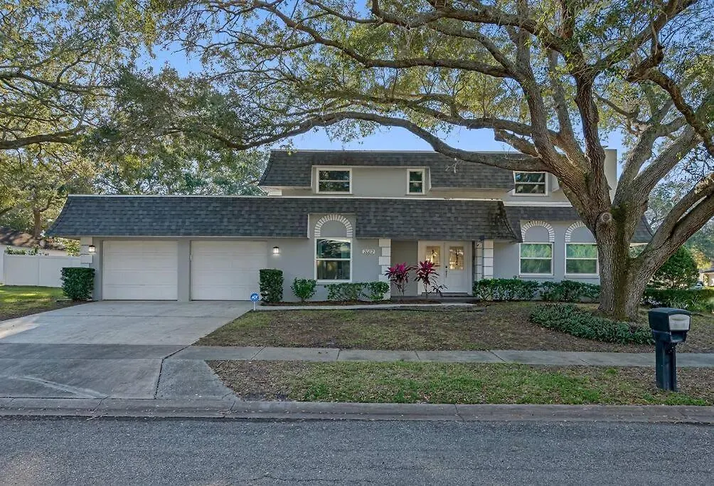 Stunning W/ Heated Salt Pool In *