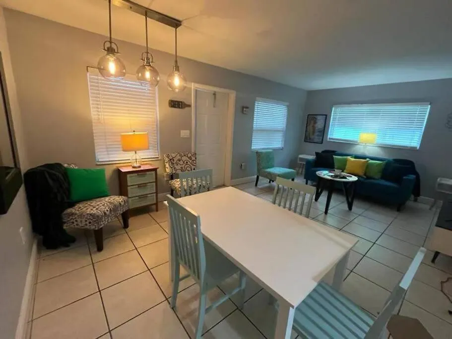 2 Spacious Units Near Apartment Clearwater