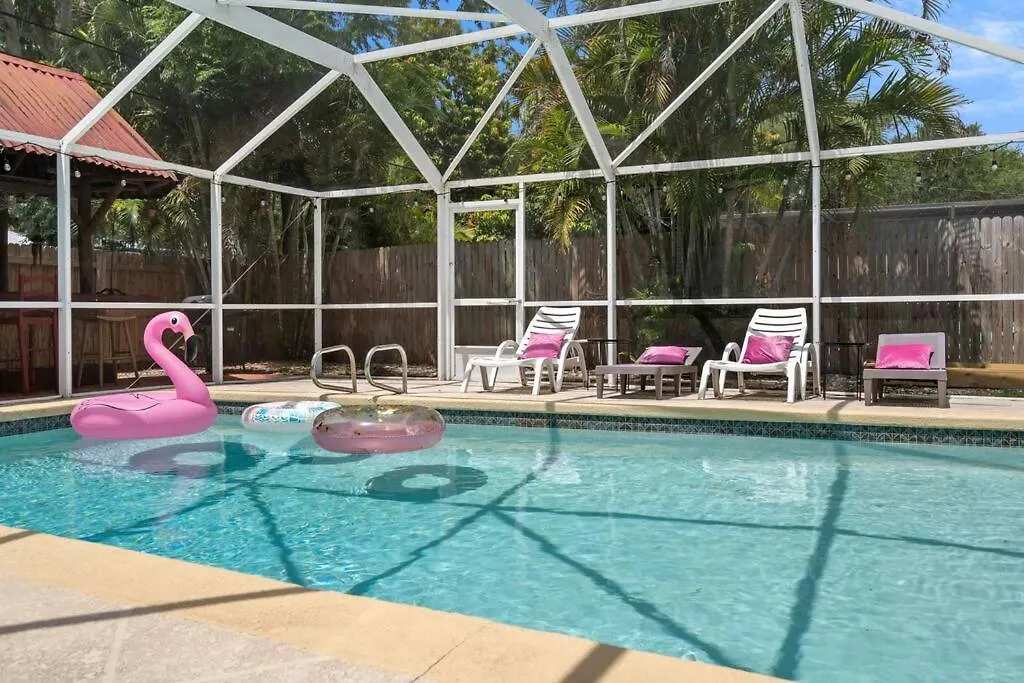 Holiday home Heated Pool-king Bed-pets Ok *
