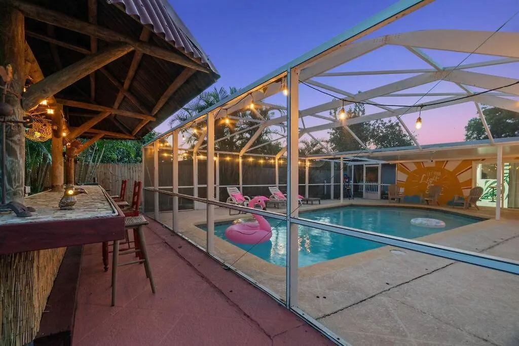 Holiday home Heated Pool-king Bed-pets Ok *
