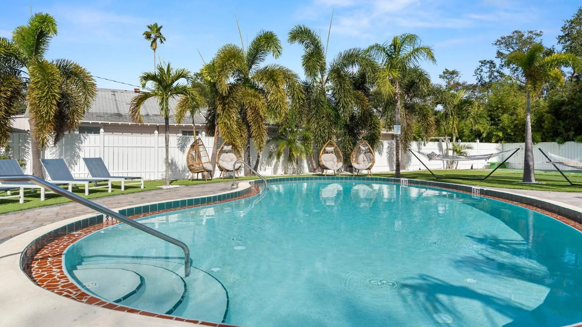 Apartment 1k Bed With Shared Pool 16 Clearwater