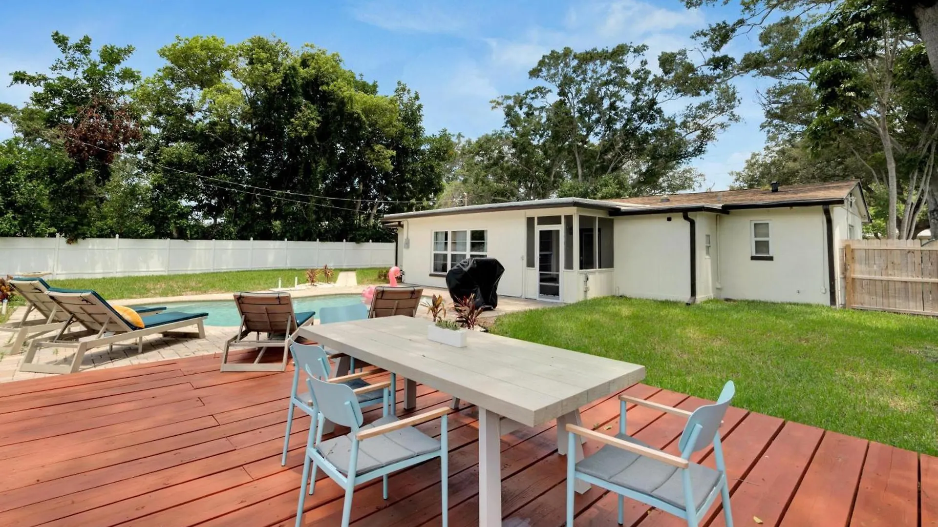 1543 Lakeview Road