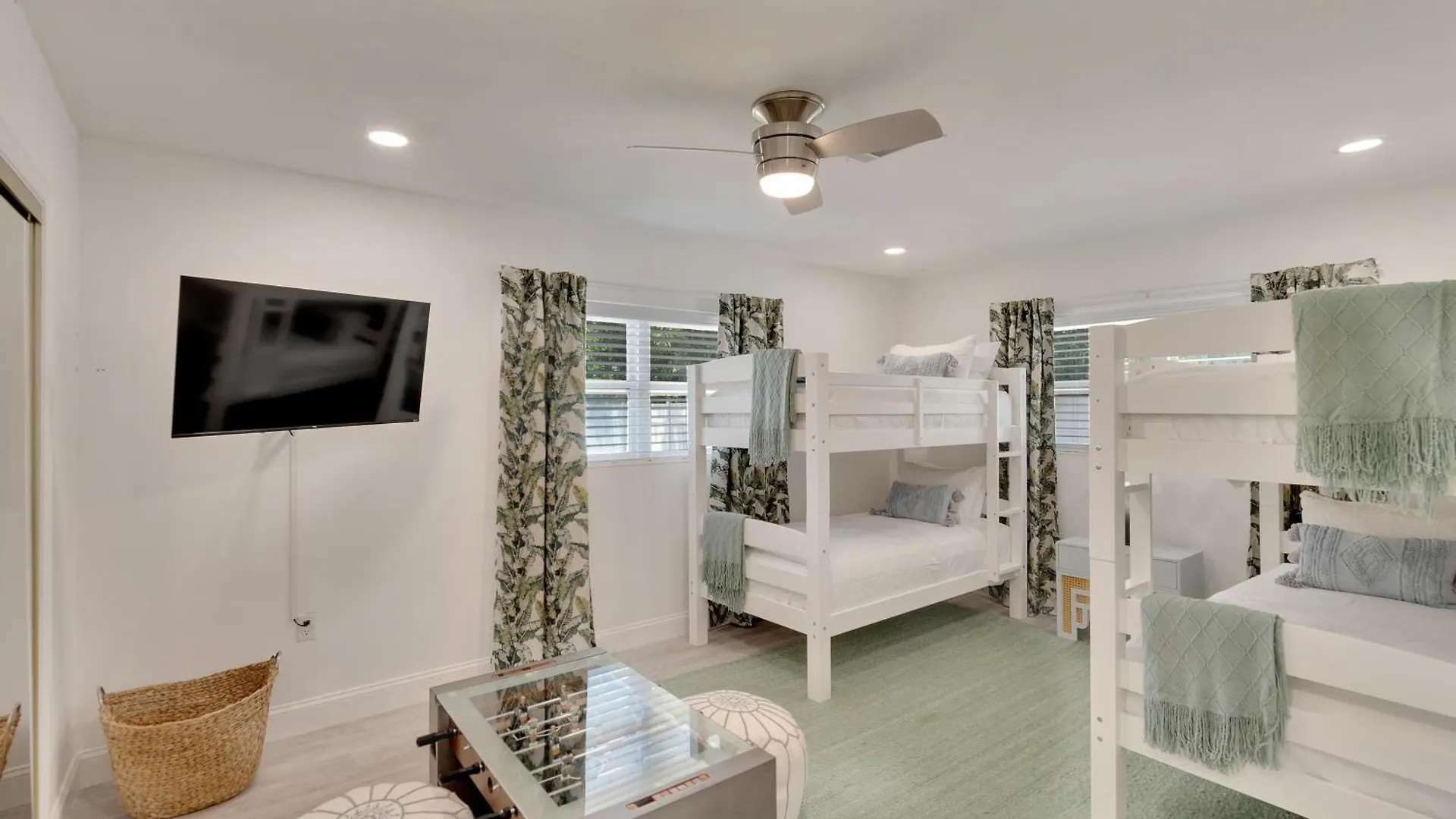 1543 Lakeview Road *