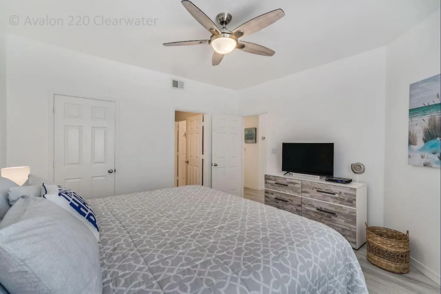 Beach, Florida, Modern Fully Renovated 2nd Floor Condo, Heated Pool Clearwater